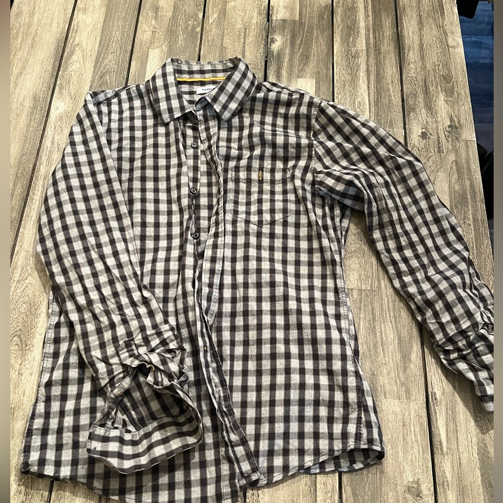 Noize mens medium sized button up shirt
